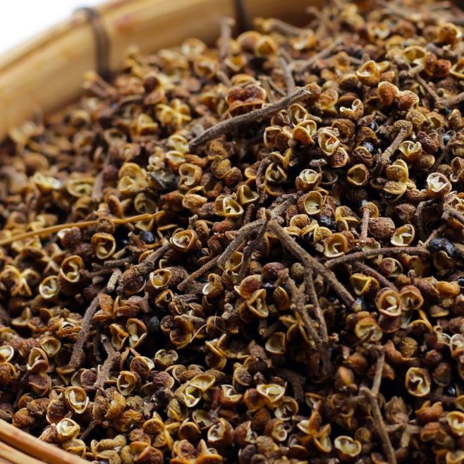 Divoký pepř, sbíraný v korunách stromů v původním biotopu. Vzácný druh Zanthoxylum rhetsa (neplést se sečuánským pepřem,...